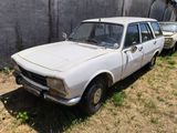 une voiture blanche garée dans l'herbe