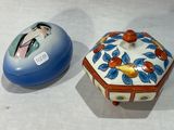 deux petites boîtes posées sur une table