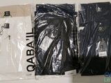 trois paires de t-shirts noirs et blancs posés sur une table