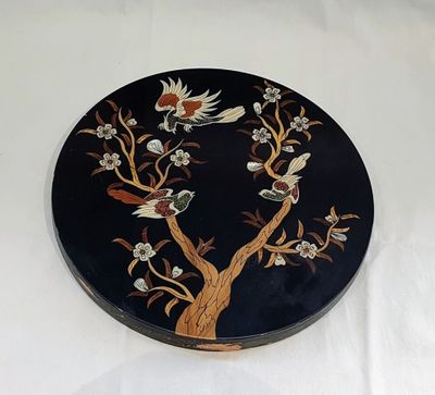 PLAT circulaire à décor d'oiseaux sur leurs branches fleurie…