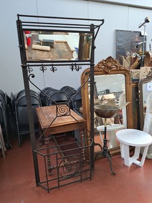 beaucoup de meubles dans une pièce où il y a de nombreux miroirs accrochés aux murs