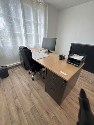 un bureau équipé d'un ordinateur et d'une imprimante