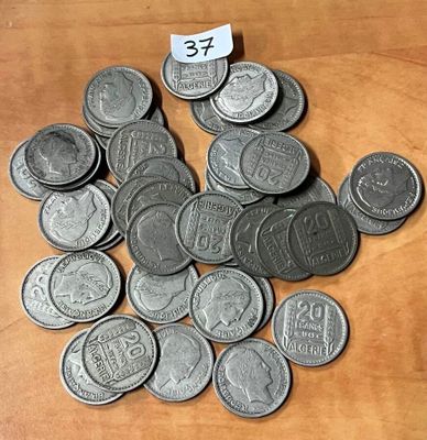 une pile de pièces posée sur une table, avec une étiquette indiquant le prix