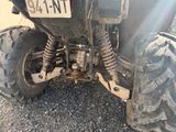 un gros plan sur l'avant d'un quad
