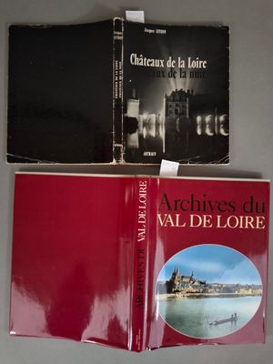 deux livres sont posés l'un sur l'autre sur une table