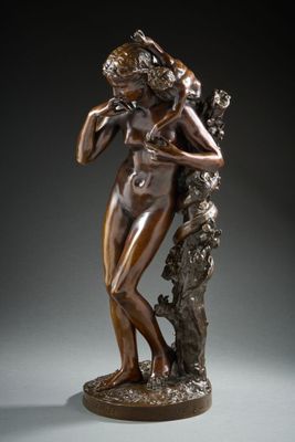 une statue en bronze représentant une femme adossée à un arbre