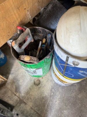 1 seau avec des raclettes et des outils