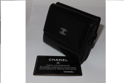 portefeuille Chanel en cuir noir avec porte-cartes