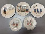 quatre assiettes ornées de photos de personnes, posées sur une table