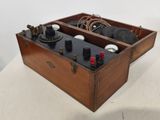 une boîte en bois contenant un petit appareil électronique
