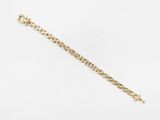 gros plan d'un bracelet en chaîne en or sur fond blanc