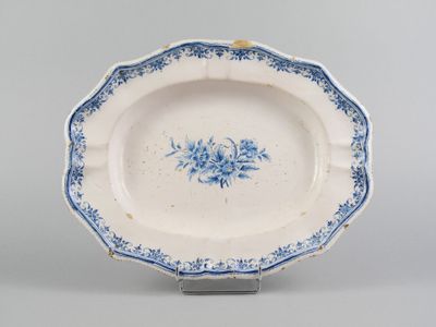 une assiette bleue et blanche ornée d'un motif floral
