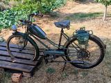 un vélo posé sur un banc en bois
