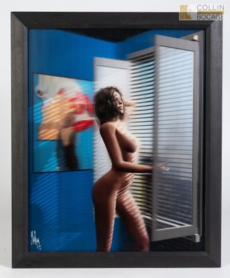 photo encadrée représentant une femme nue dans une salle de bains aux murs bleus
