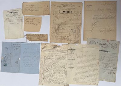 quelques vieux papiers sont posés sur une table, avec un stylo et de l'encre