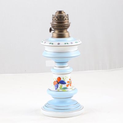 Lampe à pétrole en opaline blanche à décor émaillé polychrom…