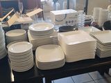 beaucoup d'assiettes et de verres sur la table