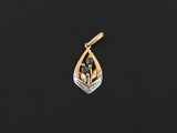 un pendentif en or et en argent sur fond noir
