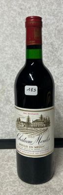 une bouteille de vin posée sur un comptoir
