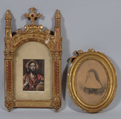 deux photos encadrées représentant un homme et une femme avec une croix