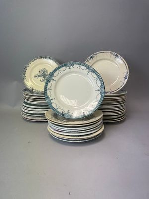 plusieurs assiettes empilées sur une table
