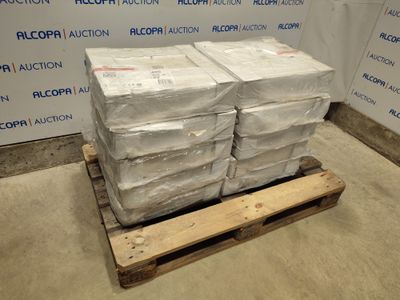une palette remplie de cartons, posée devant un mur