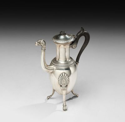 une cafetière en argent sur pied, munie d'une poignée en forme d'éventail