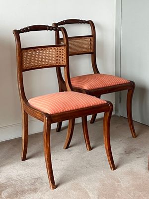 deux chaises assises l'une à côté de l'autre dans une pièce