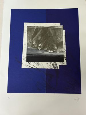 une image représentant une photo en noir et blanc d'un carré bleu