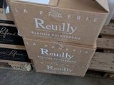 des cartons de vin sont empilés les uns sur les autres sur une palette