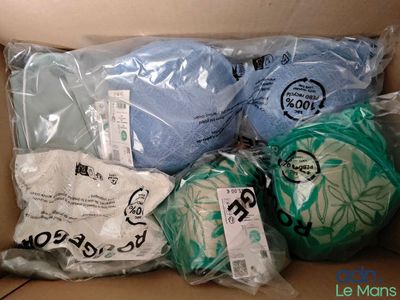 quatre pelotes de laine bleue et verte dans une boîte