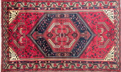 un tapis rouge et bleu orné d'un motif en forme de diamant