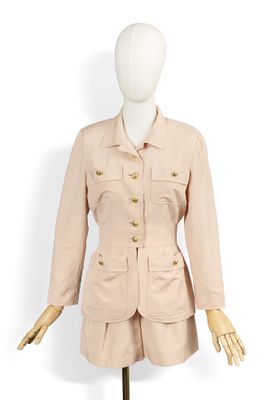 une photo d'un mannequin féminin portant une veste rose et un short