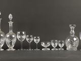 un groupe de verres à vin et une carafe sur une table