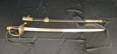 un gros plan d'une épée posée sur un tissu, sur une table
