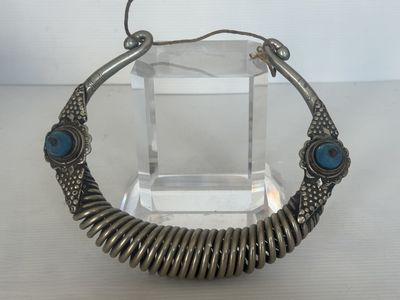 un gros plan d'un bracelet en argent orné de pierres bleues