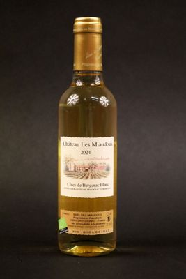 une bouteille de vin blanc posée sur une table noire