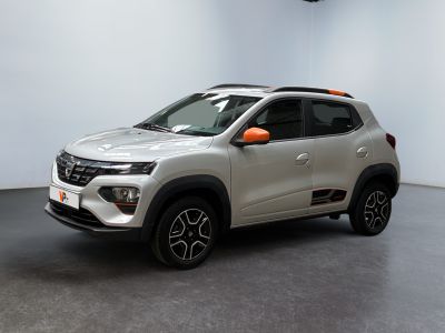 Le nouveau SUV Dacia est garé dans un showroom.