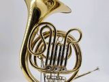 un instrument à vent en laiton posé sur une surface blanche
