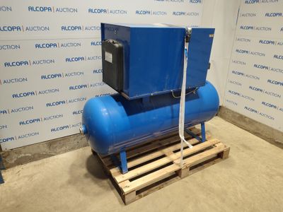 un compresseur bleu posé sur une palette devant un mur
