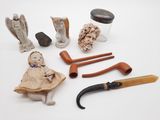 de nombreux objets posés sur une surface blanche