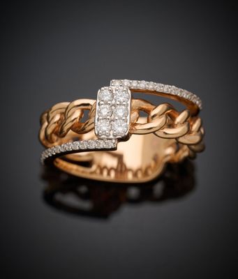 gros plan d'une bague en or avec des diamants sur une surface noire