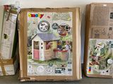 une boîte en carton avec l'image d'une maison à l'intérieur