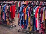 de nombreuses chemises suspendues à un portemanteau dans un magasin