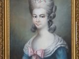 un tableau représentant une femme en robe bleue avec un nœud rose