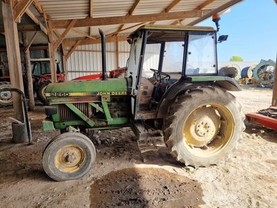 un tracteur garé dans une grange