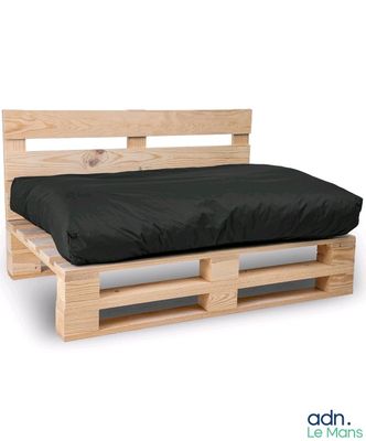 un lit fabriqué à partir de palettes et recouvert d'un revêtement noir