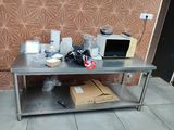 une table en métal sur laquelle est posé un micro-ondes