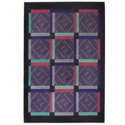 un tapis noir orné d'un motif multicolore