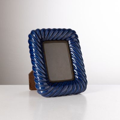 une photo d'un cadre entouré d'une corde bleue